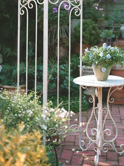 Outdoor Metal Iron Round Side Table Vintage White Finish Rustic Garden Table Decorative Balcony Accent Patio Side Table